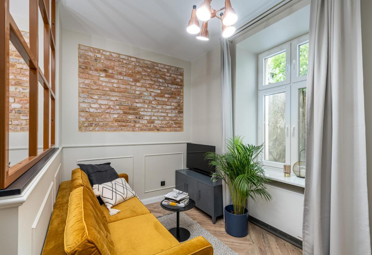 Househost : Topolowa 26/17 Krakow